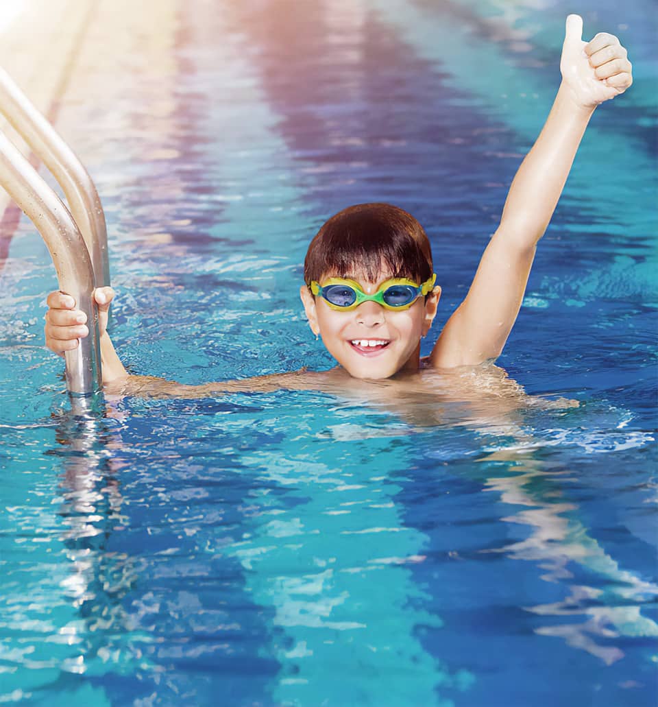 Kinder beim Schwimmkurs in Frankfurt